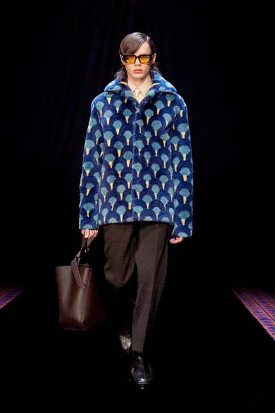 Look 18